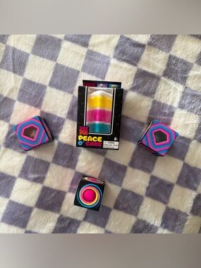 NeeDoh Bundle Set (Peace O'Cake, 2 Sparkly Jewels & 1 Twirl Groovy Glob 🫟)